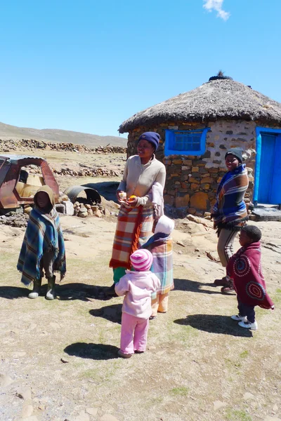 Niet-geïdentificeerde familie op sani doorgeeft, lesotho op hoogte van 2 874m — Stockfoto