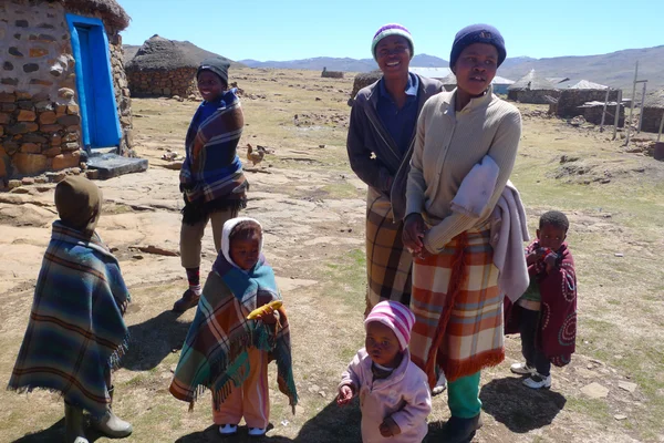 Niet-geïdentificeerde familie op sani doorgeeft, lesotho op hoogte van 2 874m — Stockfoto