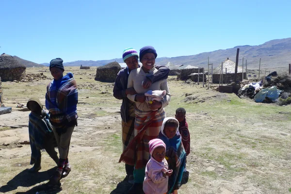 Niet-geïdentificeerde familie op sani doorgeeft, lesotho op hoogte van 2 874m — Stockfoto