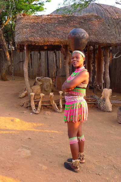 Mujer zulú en clausura tradicional en Shakaland Zulu Village, Sudáfrica — Foto de Stock