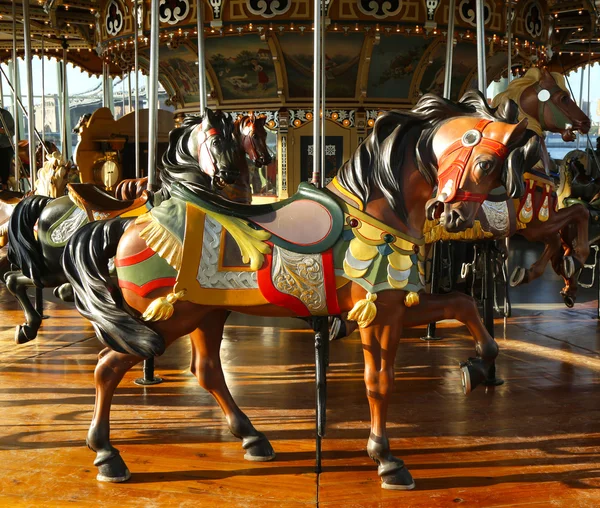 Cavalos em um carrossel tradicional de feiras — Fotografia de Stock