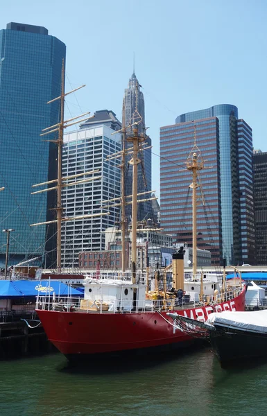 Grands navires dans South Street Seaport Museum au quai 17 dans la partie inférieure de Manhattan — Photo