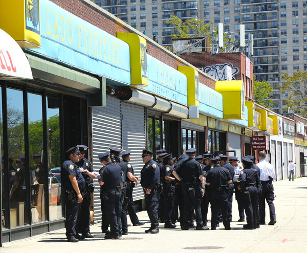 Офицеры полиции Нью-Йорка готовы патрулировать улицы в День памяти в Бруклине
