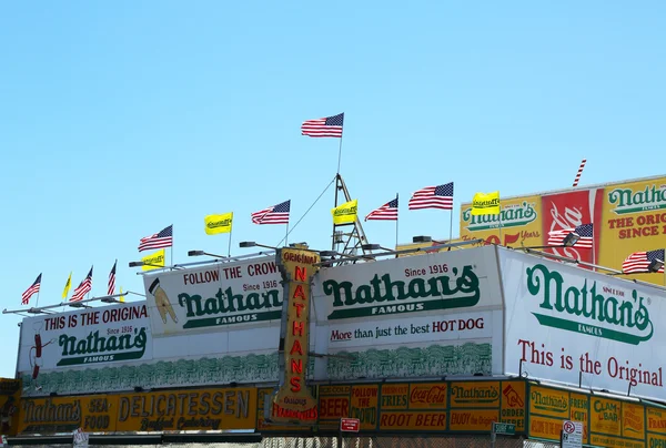 Nathan 's berühmtes Restaurant ist fast sieben Monate nach dem Supersturm "Sandy", der das ikonische Wahrzeichen schwer beschädigt hat, wieder geöffnet — Stockfoto