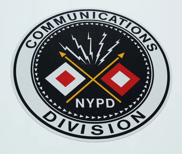 Emblema de la División de Comunicaciones del NYPD en el puesto de mando en Brooklyn, NY — Foto de Stock