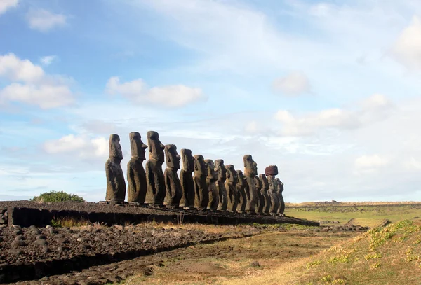 Słynny piętnaście moai w ahu tongariki, Wyspa Wielkanocna — Zdjęcie stockowe