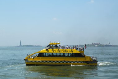New york city su taksi, ellis Adası ve Özgürlük Anıtı önünde