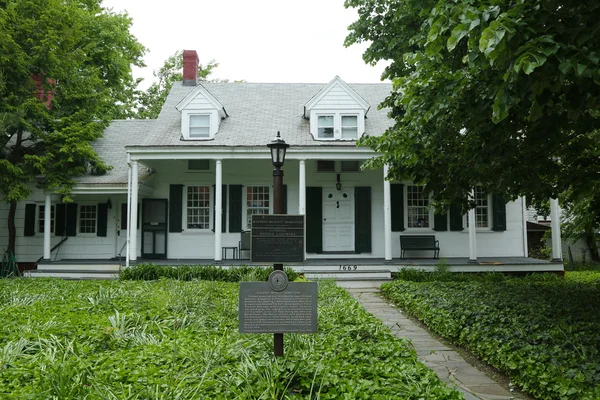 Ostatni prywatny 1700 s holenderski dom kolonialny w nyc w brooklyn — Zdjęcie stockowe