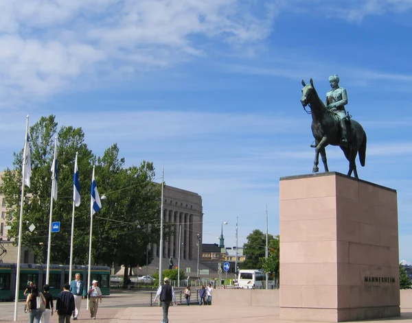 La famosa estatua de Mannerheim frente al Kiasma, el museo de arte moderno de Helsinki —  Fotos de Stock