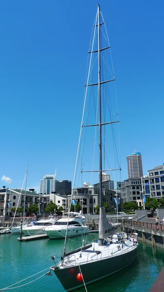 Yate en el paseo marítimo en Auckland, Nueva Zelanda — Foto de Stock