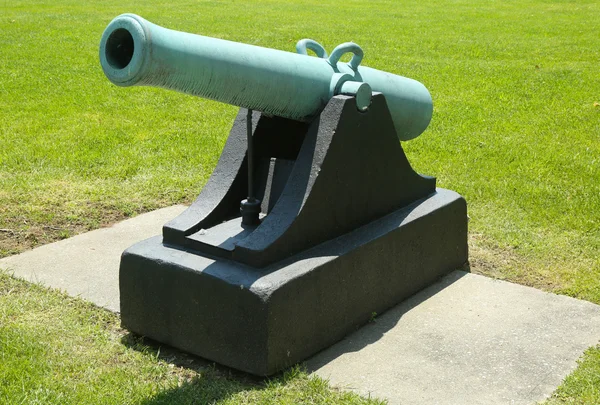 Cañón "Napoleon 'cannon" de 12 libras, modelo de 1857 con asas en la base del ejército estadounidense de Fort Hamilton en Brooklyn —  Fotos de Stock