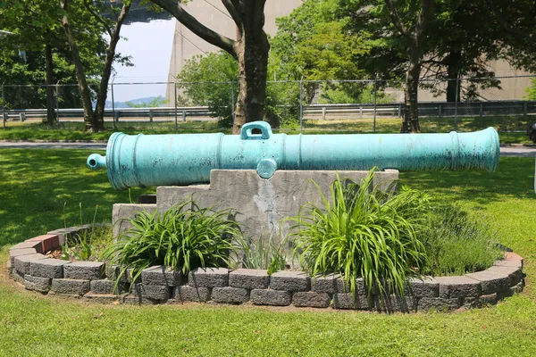 Canon espagnol de 24 livres coulé en 1786 exposé à la base de l'armée américaine de Fort Hamilton à Brooklyn — Photo