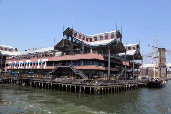 Pier 17 at South Street Seaport in Lower Manhattan — Stock Photo, Image