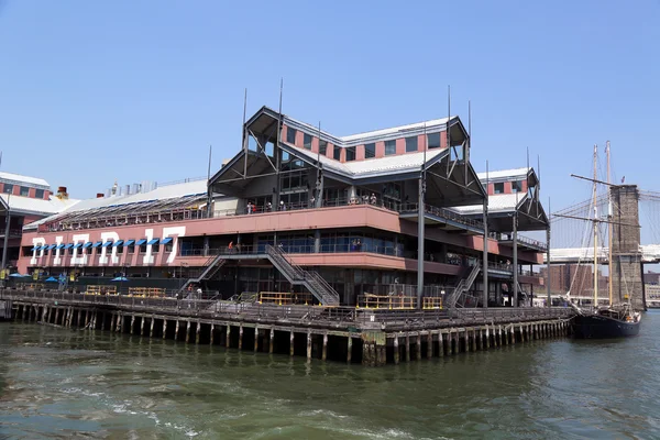 Cais 17 no South Street Seaport em Lower Manhattan — Fotografia de Stock