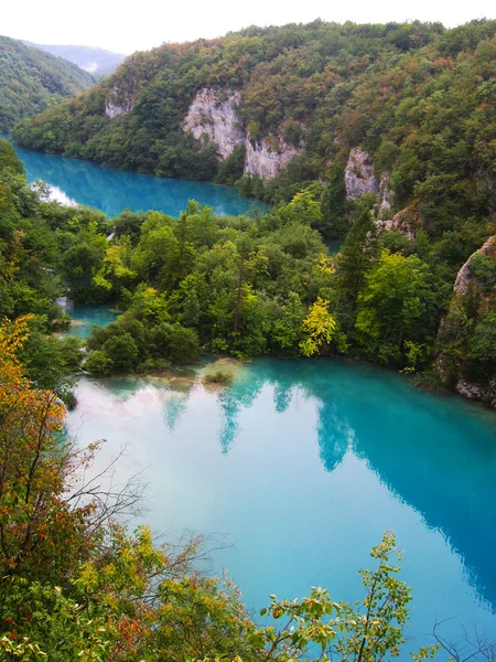 La cascada de los hermosos lagos en el Parque Nacional de Plitvice, Croacia —  Fotos de Stock