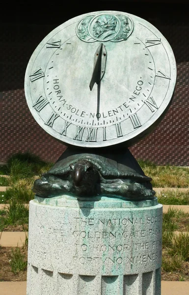 Солнечные часы в передней части музея Де Янга — стоковое фото