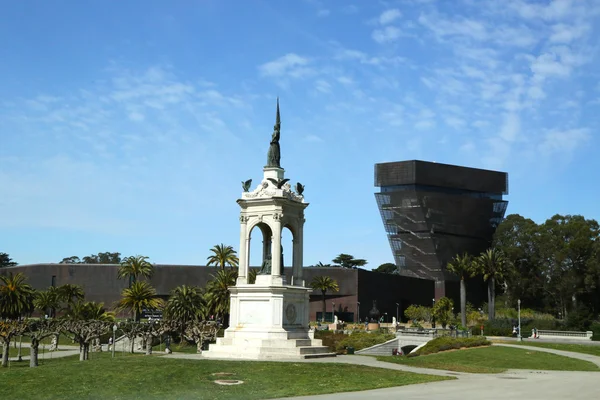 Pomnik Francisa Scotta i Muzeum De Young w parku Golden Gate w San Francisco — Zdjęcie stockowe