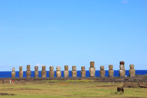 Słynny piętnaście moai w ahu tongariki, Wyspa Wielkanocna — Zdjęcie stockowe