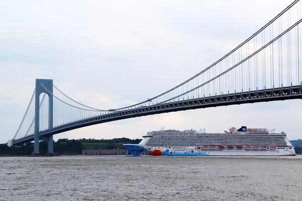 Noorse afgescheiden cruise schip onder verrazano brug — Stockfoto