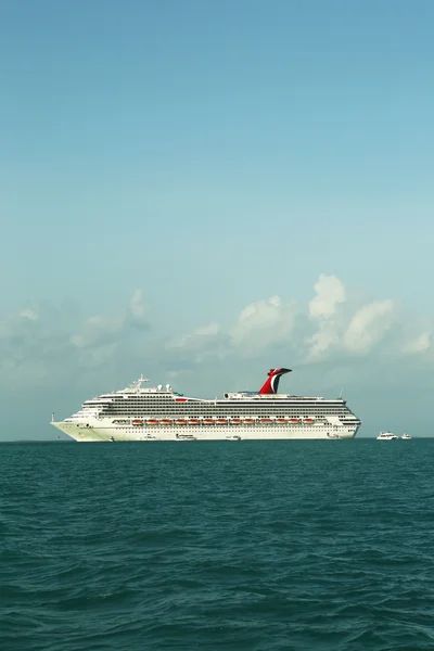 Carnaval verovering cruise schip ankers in de buurt van belize city — Stockfoto