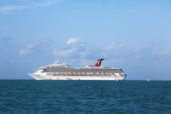 Carnival Conquest Cruise Ship anclas cerca de la ciudad de Belice —  Fotos de Stock