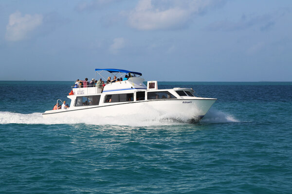 Пассажиры круизного судна "Карнавал Конквест", используя тендер, чтобы выйти на берег возле Белиза
