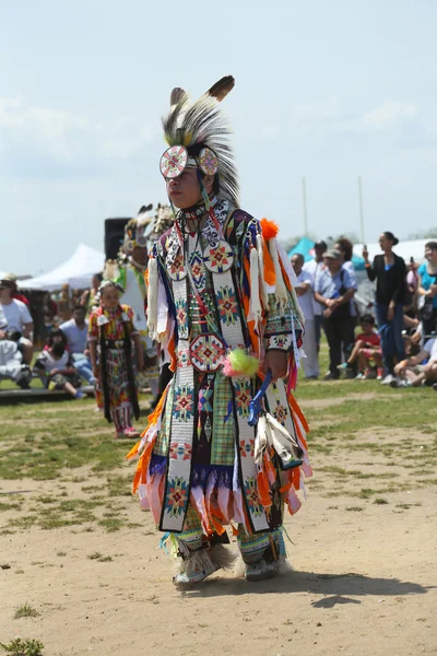 Oidentifierad ung indianska dansare på nyc pow wow i brooklyn — Stockfoto