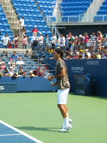 El tenista profesional Roger Federer practica para el US Open — Foto de Stock