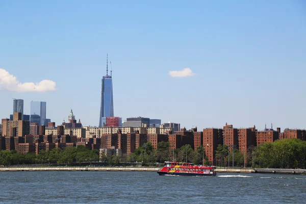 Byens sightseeingbåt på nedre Manhattan – stockfoto
