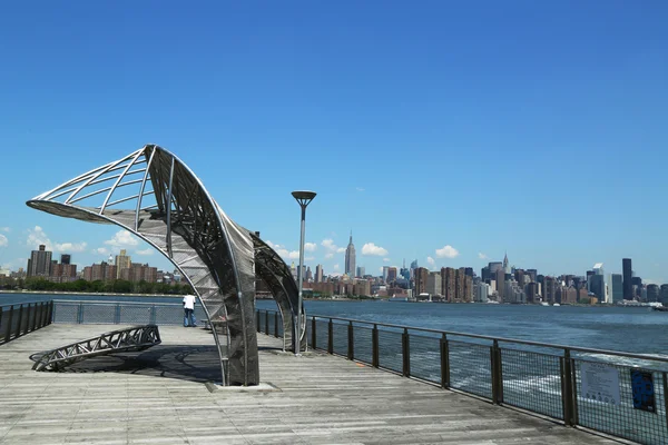 Muelle East River con vistas al Midtown Manhattan — Foto de Stock