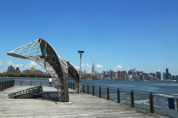 East river pier met uitzicht op midtown manhattan — Stockfoto