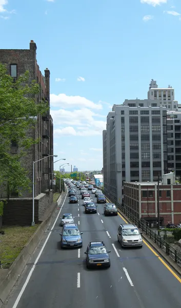 New York City traffic on Brooklyn-Queens Expressway — Stock Photo, Image