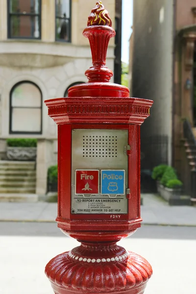 Caja del sistema de informes de emergencia con botones para notificar a la policía y al departamento de bomberos — Foto de Stock