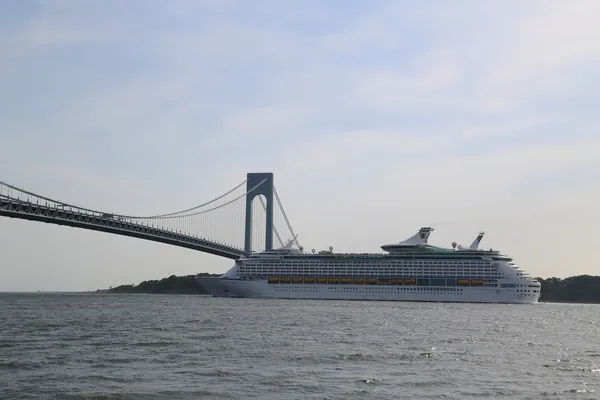 Royal caribbean explorer moří výletní loď pod most verrazano — Stock fotografie