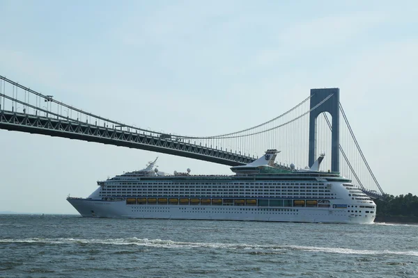 Royal caribbean explorer moří výletní loď pod most verrazano — Stock fotografie