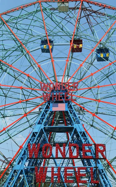 Koło w parku rozrywki coney island — Zdjęcie stockowe