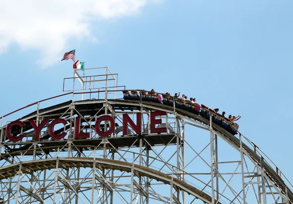 Historyczne cyklon roller coaster w sekcji coney island z Brooklynu — Zdjęcie stockowe