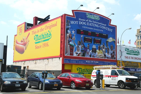 नाथन के गर्म कुत्ते कोनी द्वीप, न्यूयॉर्क में फेम की दीवार खाने की प्रतियोगिता — स्टॉक फ़ोटो, इमेज