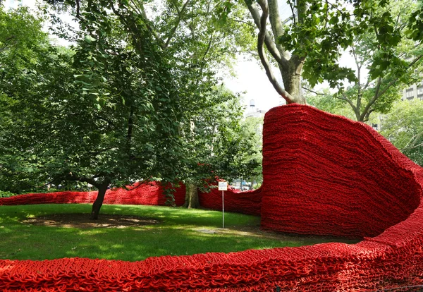 Red, Yellow and Blue installation by Orly Genger in Madison Square Park — Stock Photo, Image