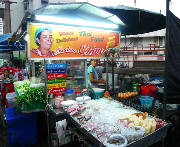 Venditore di street food non identificato al mercato notturno di Bangkok — Foto Stock