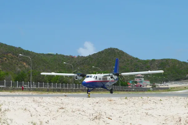 Winair-Flugzeug auf Flughafen st barts gelandet — Stockfoto