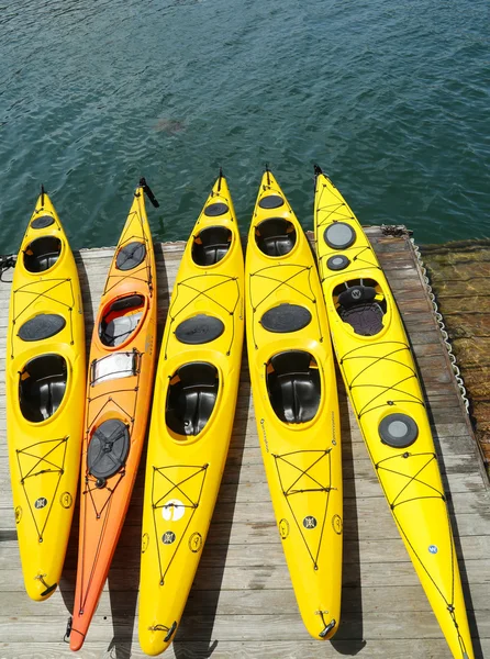 Kayaks de mar listos para los turistas en Bar Harbor, Maine — Foto de Stock