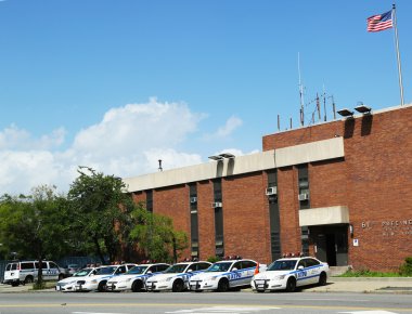 nypd 61 semt Brooklyn, ny önünde polis arabaları
