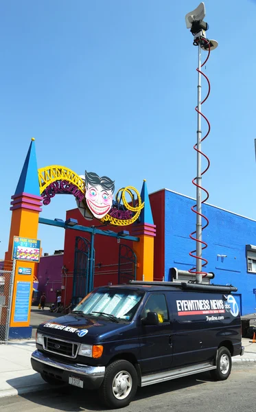 WABC Channel 7 Eyewitness news van in front of Luna Park in Brooklyn — Stock Photo, Image