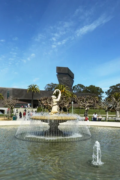 De rideout memorial fontein in de voorkant van de jonge museum in san francisco — Stockfoto