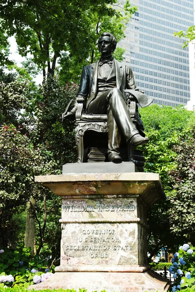 Статуя Уильяма Сьюарда в парке Мэдисон-сквер — стоковое фото
