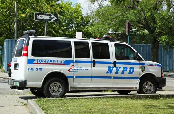 Вспомогательный фургон полиции Нью-Йорка в Бруклине — стоковое фото