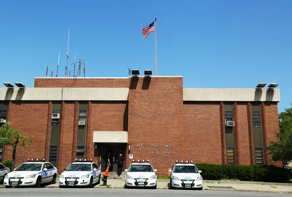 Police cars in the front of NYPD 61st Precinct in Brooklyn , NY — Stock Photo, Image