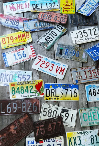 Placas de autos viejos en la pared —  Fotos de Stock