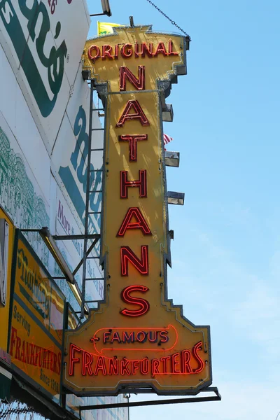 De nathan's oorspronkelijke restaurant teken op coney island, new york. — Stockfoto
